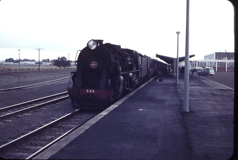103381: Palmerston North 2 Express to Wellington Ka 933