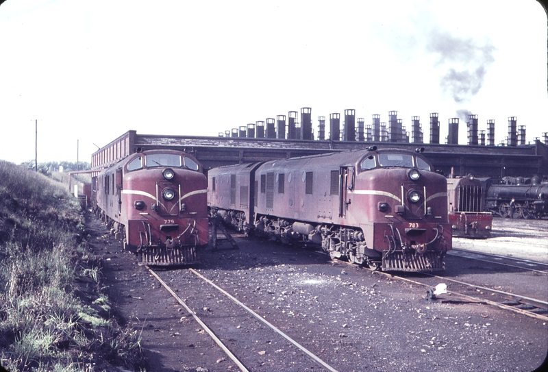 103822: Dunedin Locomotive Depot Dh 779 Dh 783 background Dh 759