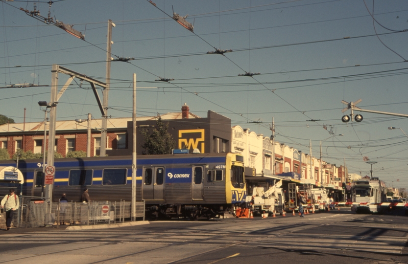 130940: Glenhuntly Up Suburban Connex (ex MTrain), Comeng 497 M leading In background Z3 150