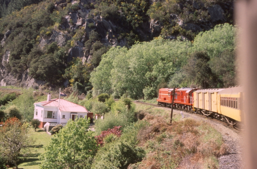 131624: Approaching Parera Taieri Gorge Railway Passenger to Middlemarch De 504 Dj 1240 and former railway house