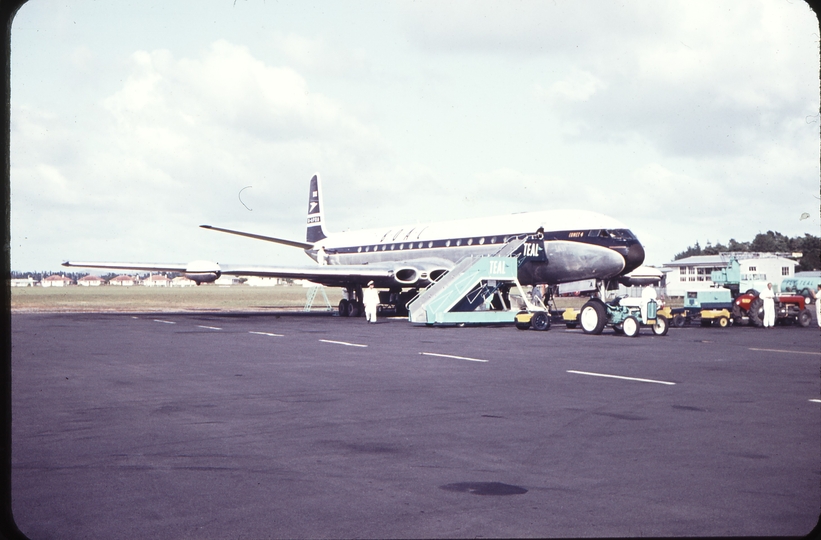 104050: Auckland Whenuapei Airport BOAC Comet 4