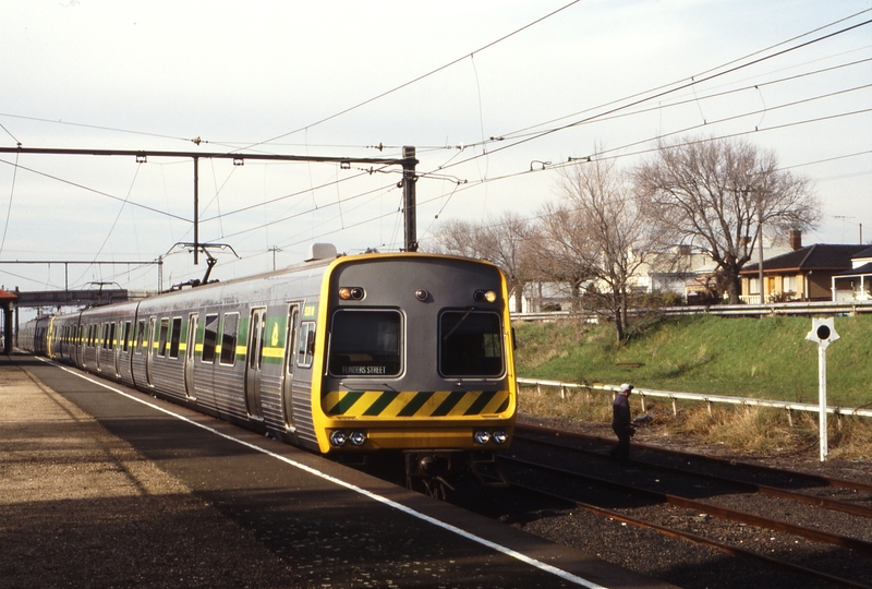 116475: Willaimstown Up Suburban 6-car Comeng 528 M leading