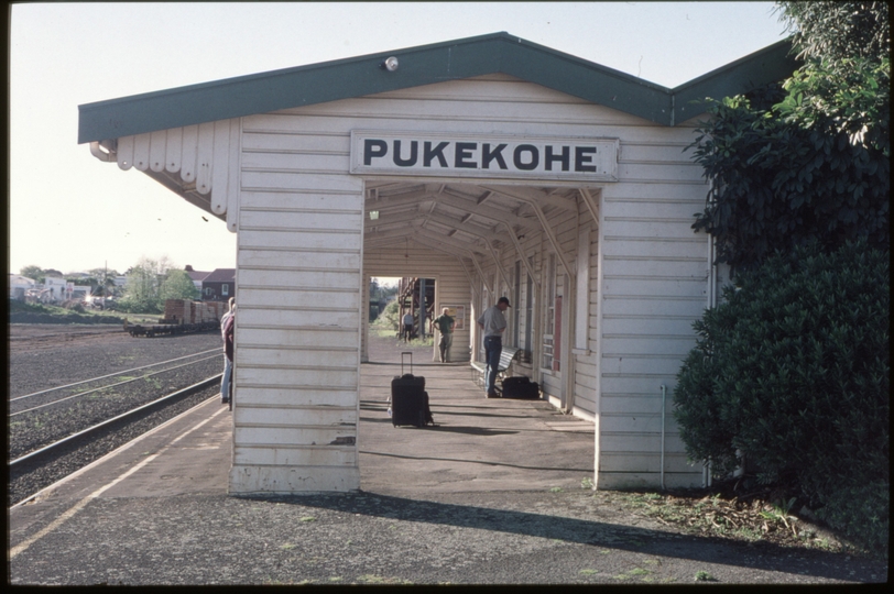 125429: Pukekohe Members of tour party waiting for 'Waikato Connection'