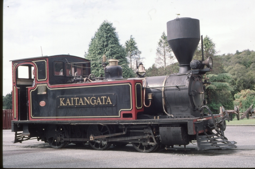 125883: Shantytown Light Engine in Street 'Kaitangata'