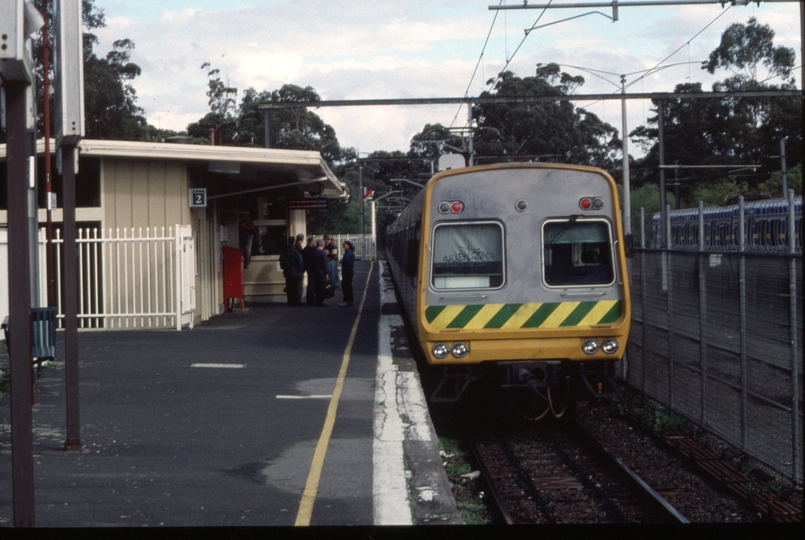 126515: Eltham 6-car Comeng Suburban departing for Melbourne from Down side platform