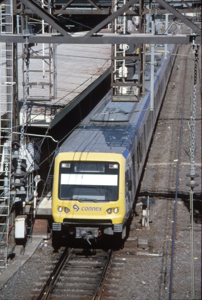 129579: Spencer Street Platform 10 Suburban Train to Loop 6-car X'Trapolis 853 M leading