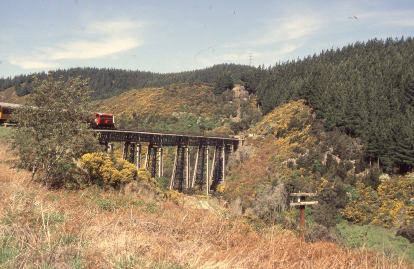 131664: Wingatui Viaduct Taieri Gorge Railway Passenger to Dunedin De 504 (Dj 1240),