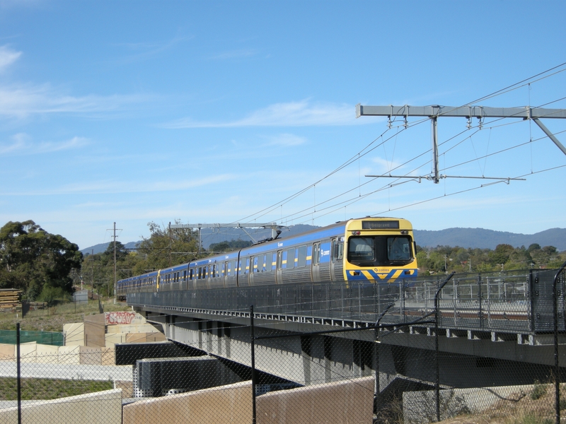 135073: Ringwood Up Side Eastllnk Bridge viewed from West End Down Suburban 6-car Comeng