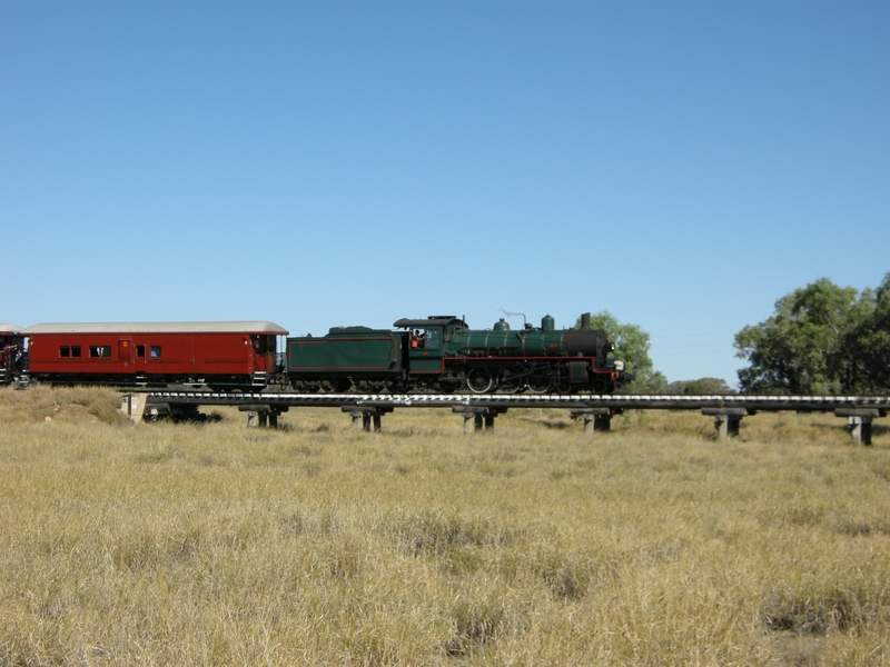 135128: Bridge km 678 Central Line Up Queensland 150th Anniversary Special BB18 1079