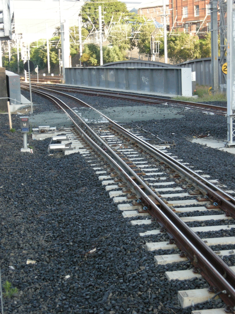 135283: Roma Street Single Bladed Point at connection 3 rail to 4 rail dual gauge