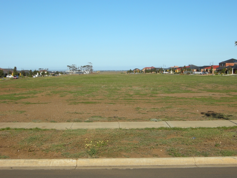135417: Wyndham Vale Station Site looking South from Manor Lakes Boulevard