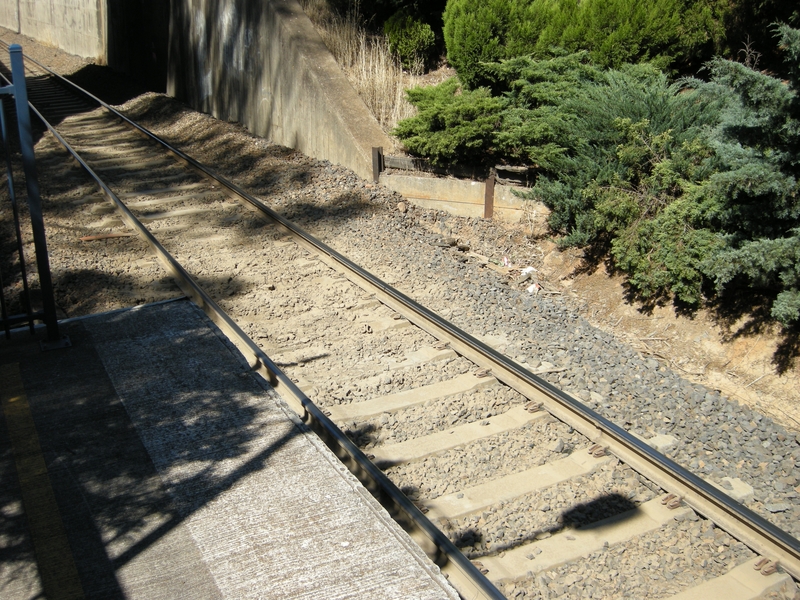 136284: Wangaratta Mud Hole in East Line at platform