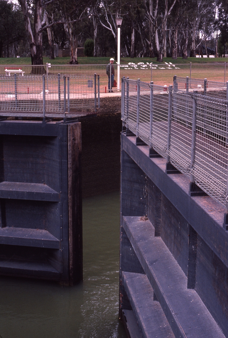 400689: Murray River NSW near Mildura Lock 11 Downstream lock gates closing