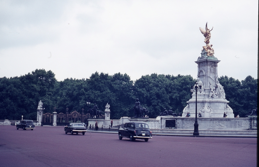 401318: London England Queen Victoria Memorial outside Buckingham Palace